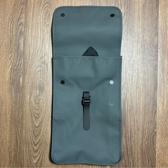 🔥🔥🔥Rains Black Minimalist Backpack🔥🔥🔥 - Picture 10 of 13